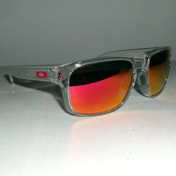 Womens Oakley Sunglasses Red Polarized Lens "LIKE NEW" - Picture 1 of 4
